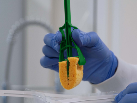 Contactless sponge release mechanism